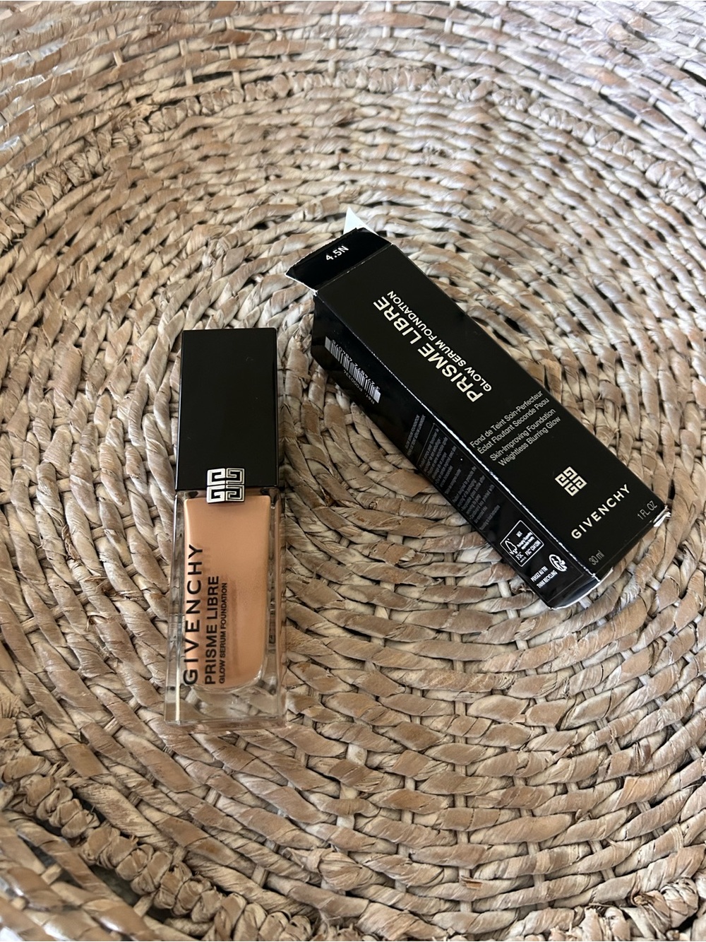 New Givenchy Prisme Libre Glow Serum Blurring Foundation 4.5N - Picture 3 of 3